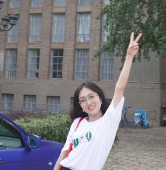 退学反跳级！杨同学还是太强了她刚从浸大退学，港大就给她递上橄榄枝。从两