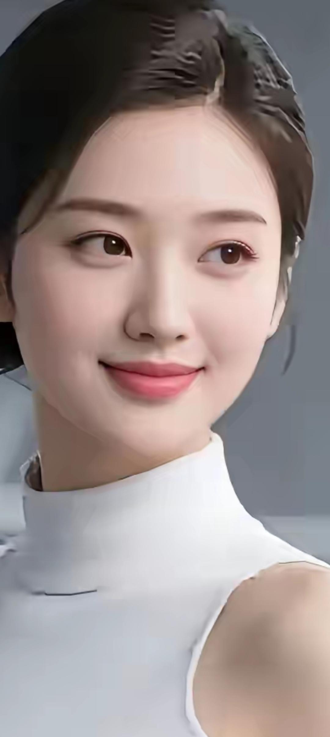 温柔微笑，甜美可人，白衣飘飘，气质出众。