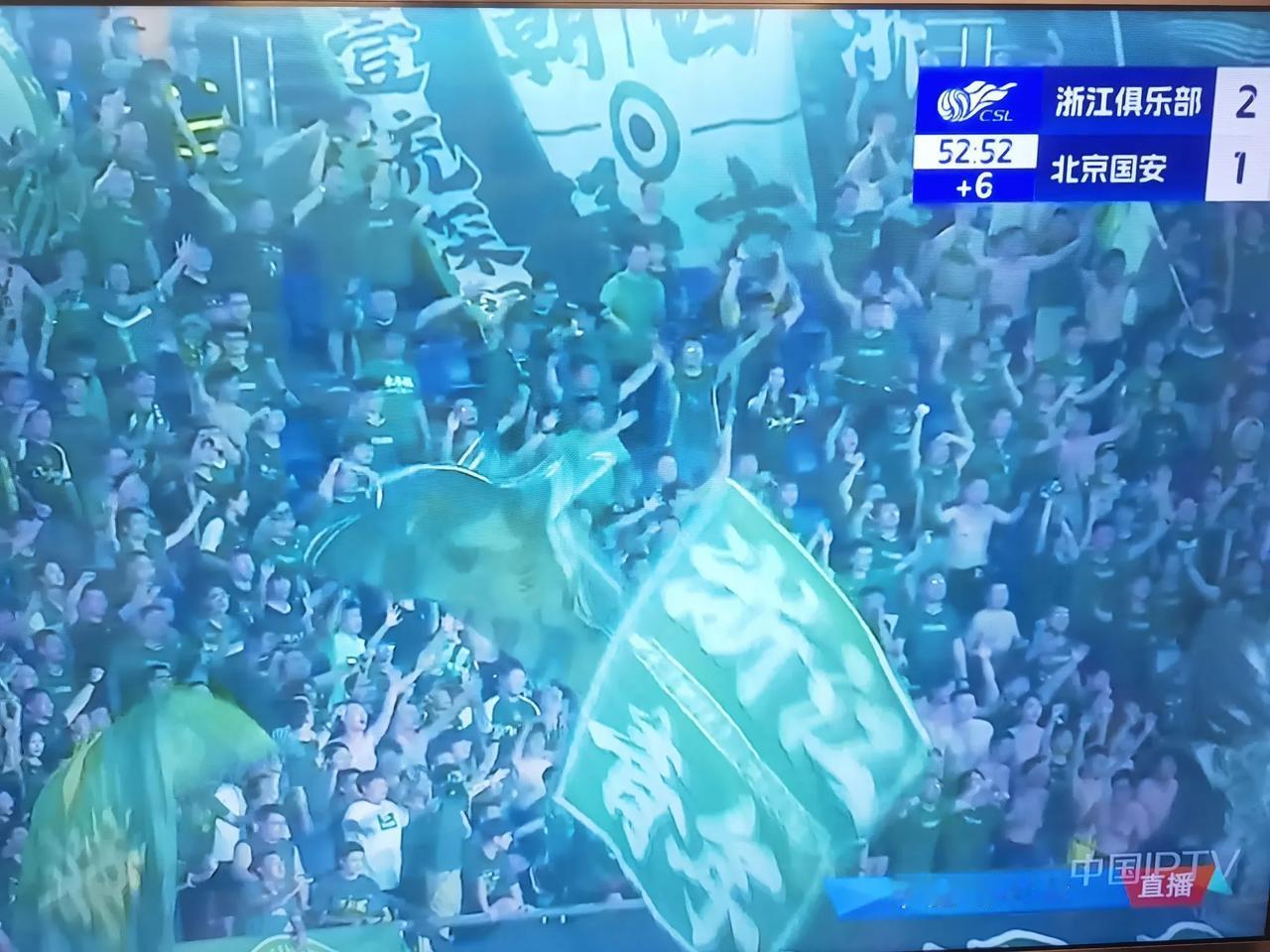 全场响起了黑哨！浙江俱乐部与北京国安的比赛进行到60分钟的时候，