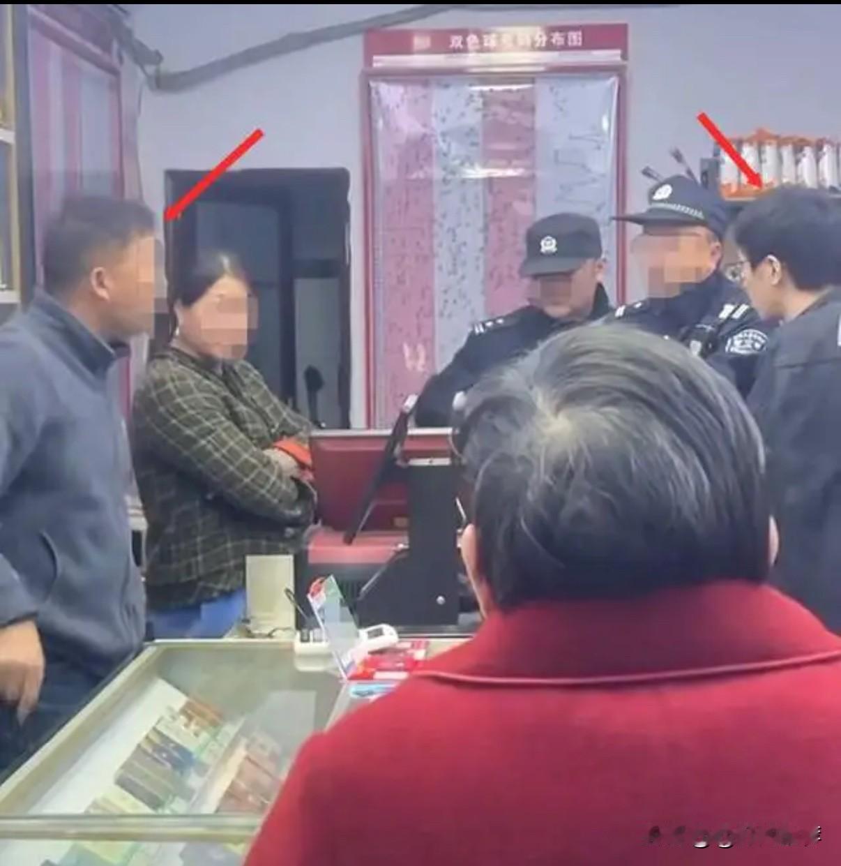 浙江一小伙刮彩票中十万后老板竟然不认账？11月26日，浙江金华一家彩票店发生