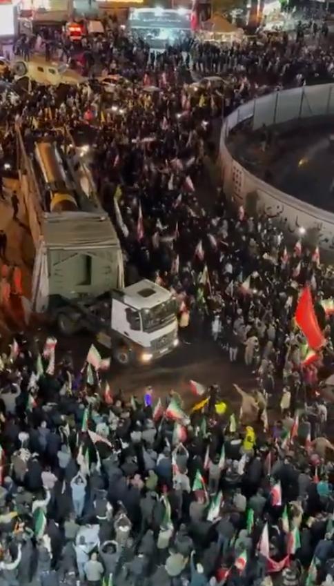 昨晚在德黑兰革命广场举行的大型夜间集会上，伊朗公开展示了一枚“霍拉姆沙赫尔-4”