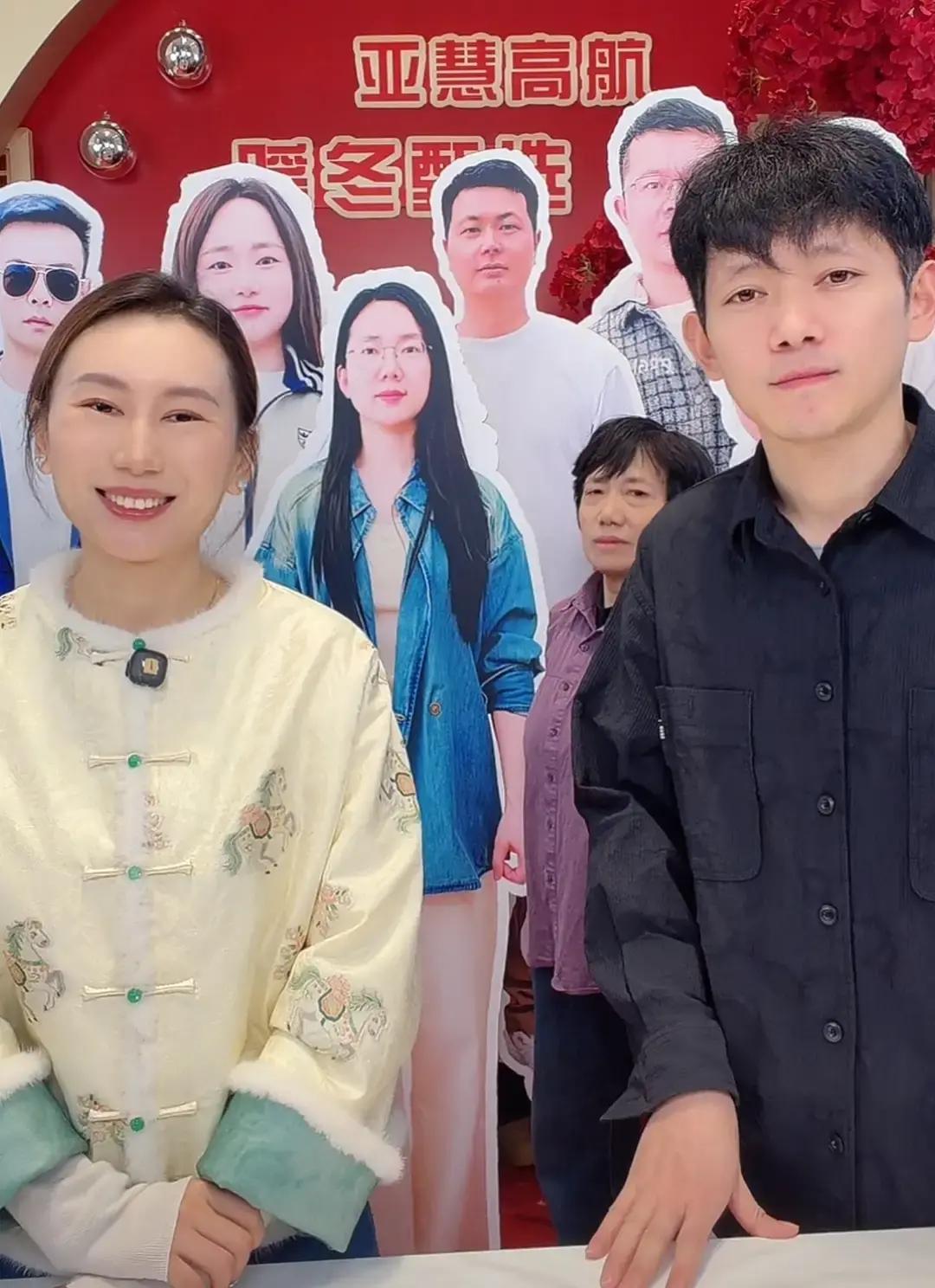 你以为网红做实业是升级？其实是逃亡。他们的流量正在失效。小凤刚签下张