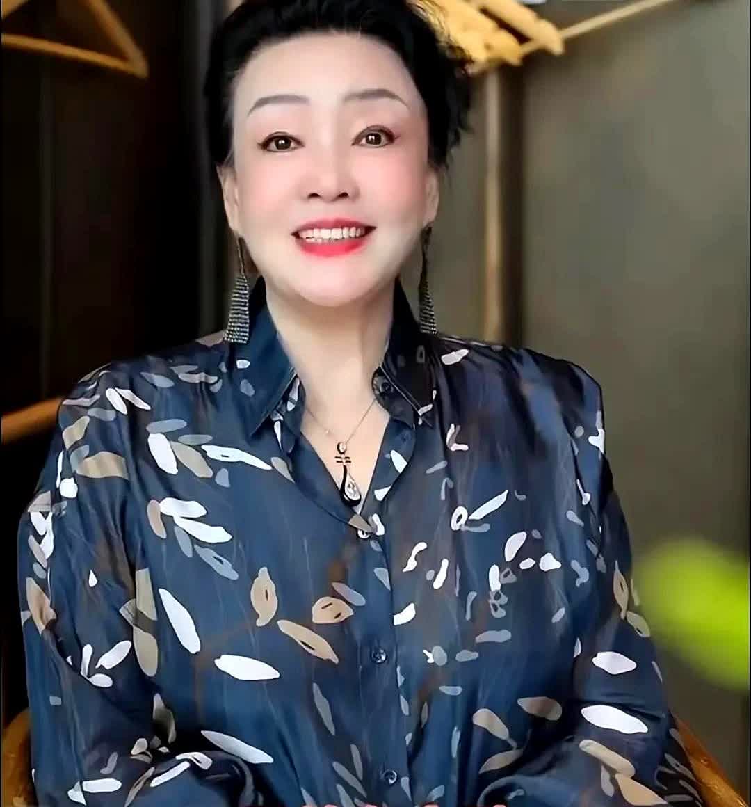 张兰是在回应老梅的发疯文案吗？老梅早上连发六遍相同文案，说想女儿，求托梦