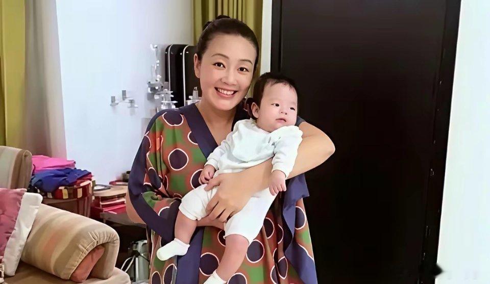 张兰抱着小汪宝，一口气三小时不松手。很多人第一反应是：奶奶偏心，小孙子就是更受宠