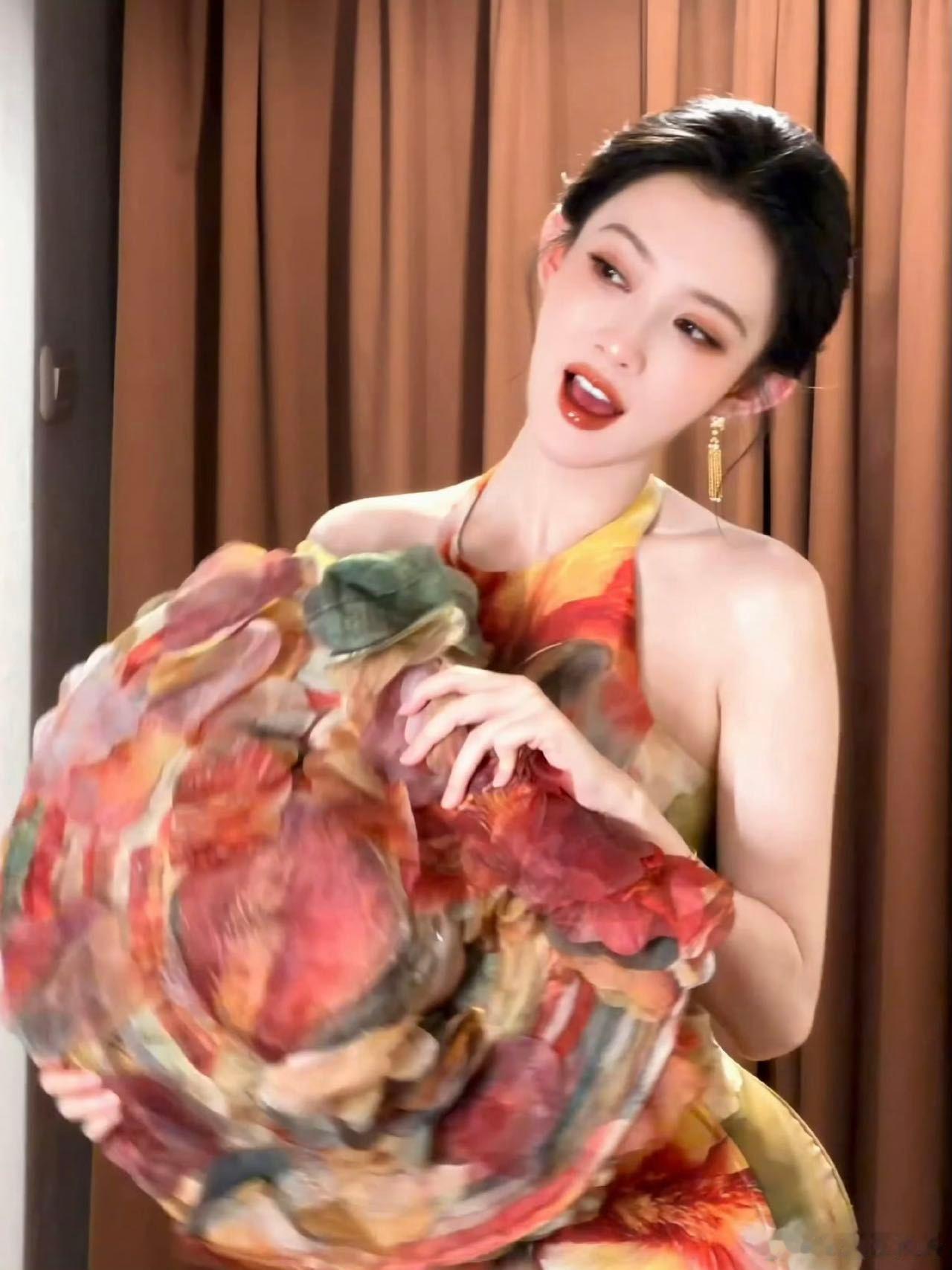 每次看到孟子义的活动路透，我都忍不住感叹她的美貌与气质。她的复古女爵造型简直是完