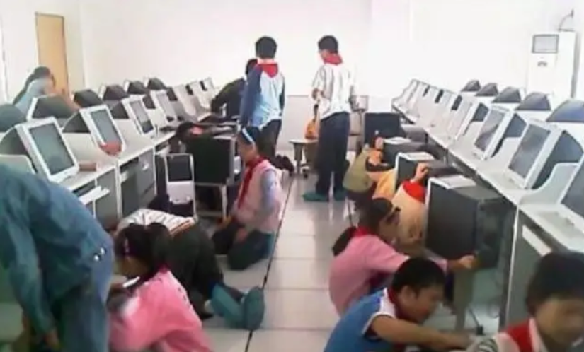 当年的微机课，为什么要穿鞋套呢？ 还记得推开学校微机室那扇厚重木门时的声音吗