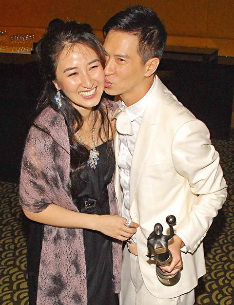 当红女星挤进40平米出租屋那天，整个香港都等着看笑话。关咏荷的衣柜塞...