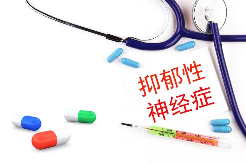 得了神经官能症，症状那可不少。在精神方面，容易焦虑、抑郁，每天忧心忡忡，一点小事