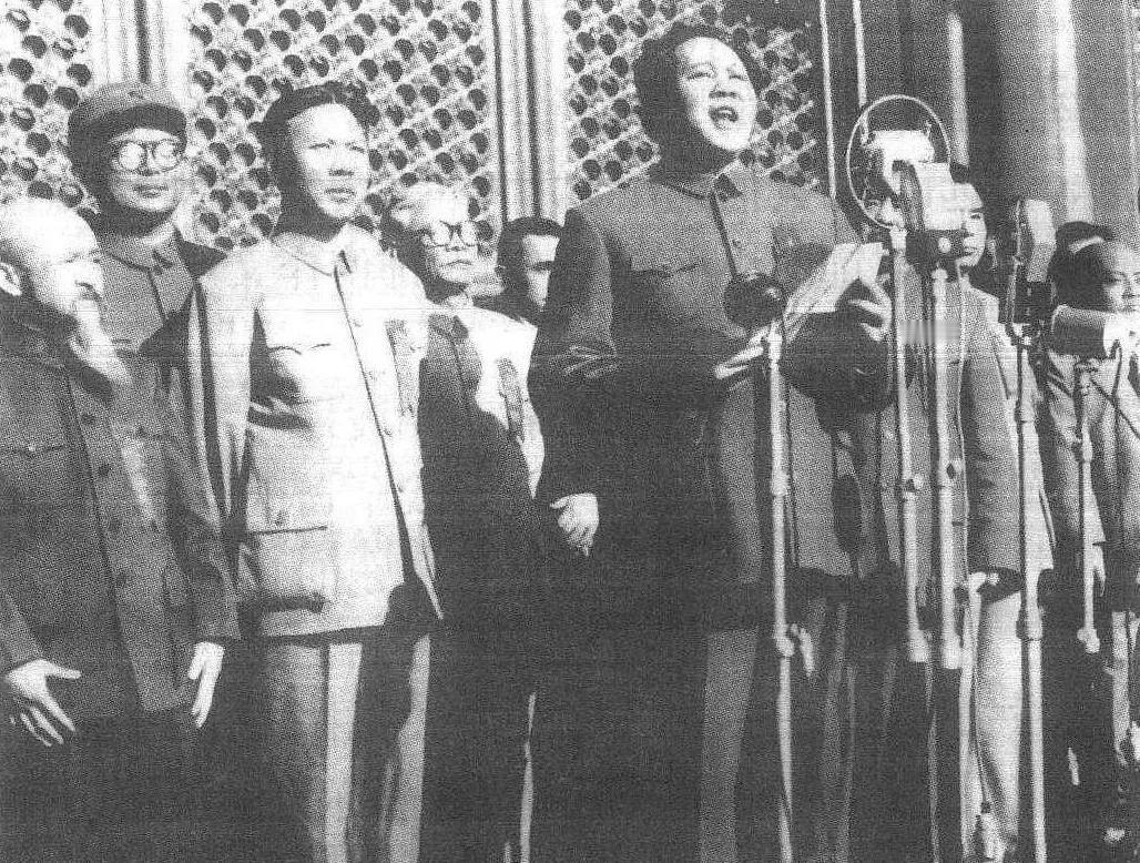 1949年，开国大典前，刘拴虎在巡逻时，发现了一个奇怪的烟头，他捡起烟头一看，脸