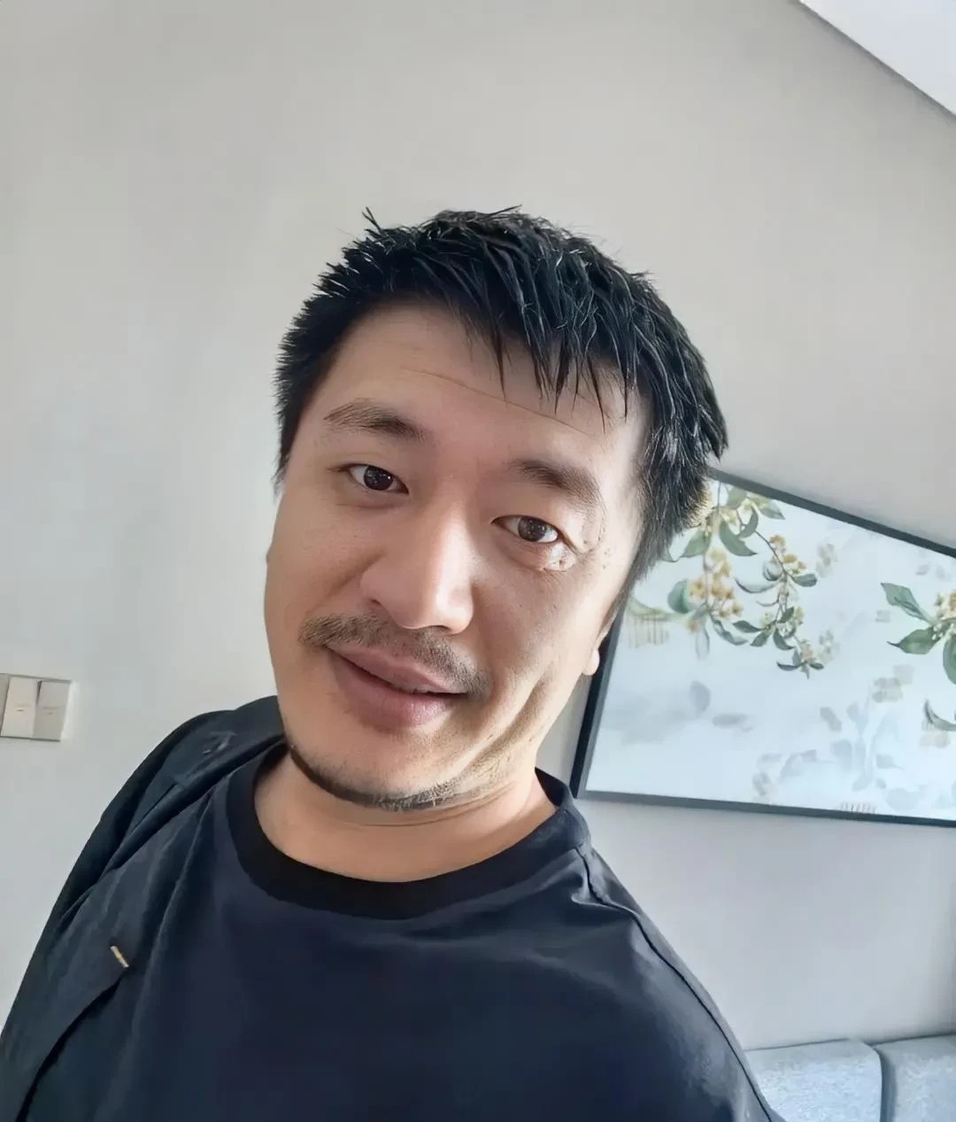 一年不开张，开张吃一年说的就是张雪峰吧！他今天大清早的，发出一张满脸胡