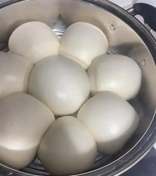 说真的，这事儿我想了很久。外面早餐店的包子馒头，蒸出来蓬松暄软、白白胖胖，按一下