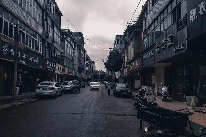 很多小县城房价才3000、4000的样子。你说就这房价水平，100平的房子下来