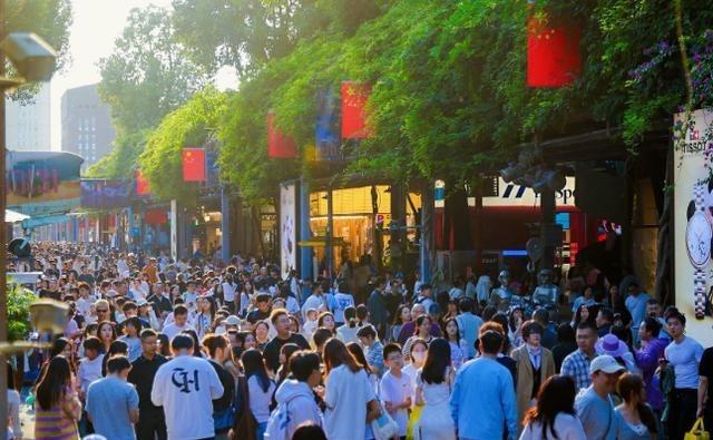 今年国庆最大的现象，不是人从众，也不是景区爆满，而是大家突然都会过日子了。2