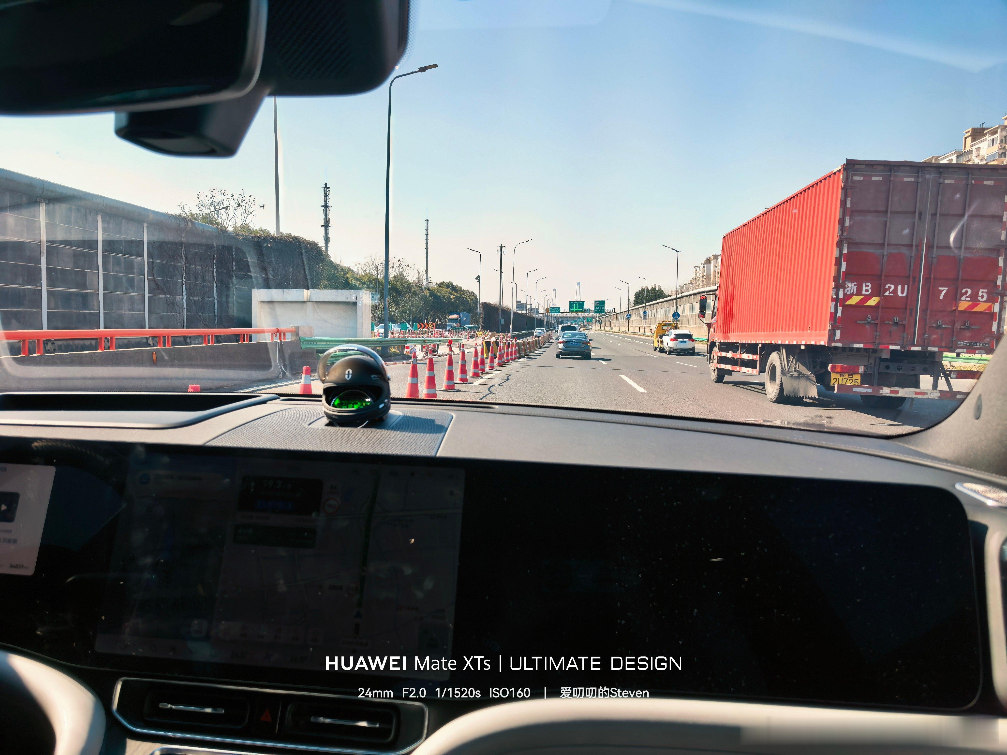 笑死我了，刚刚我们在高架上正好左侧施工，一个轿车想直接抢道Cutin我们，结果M