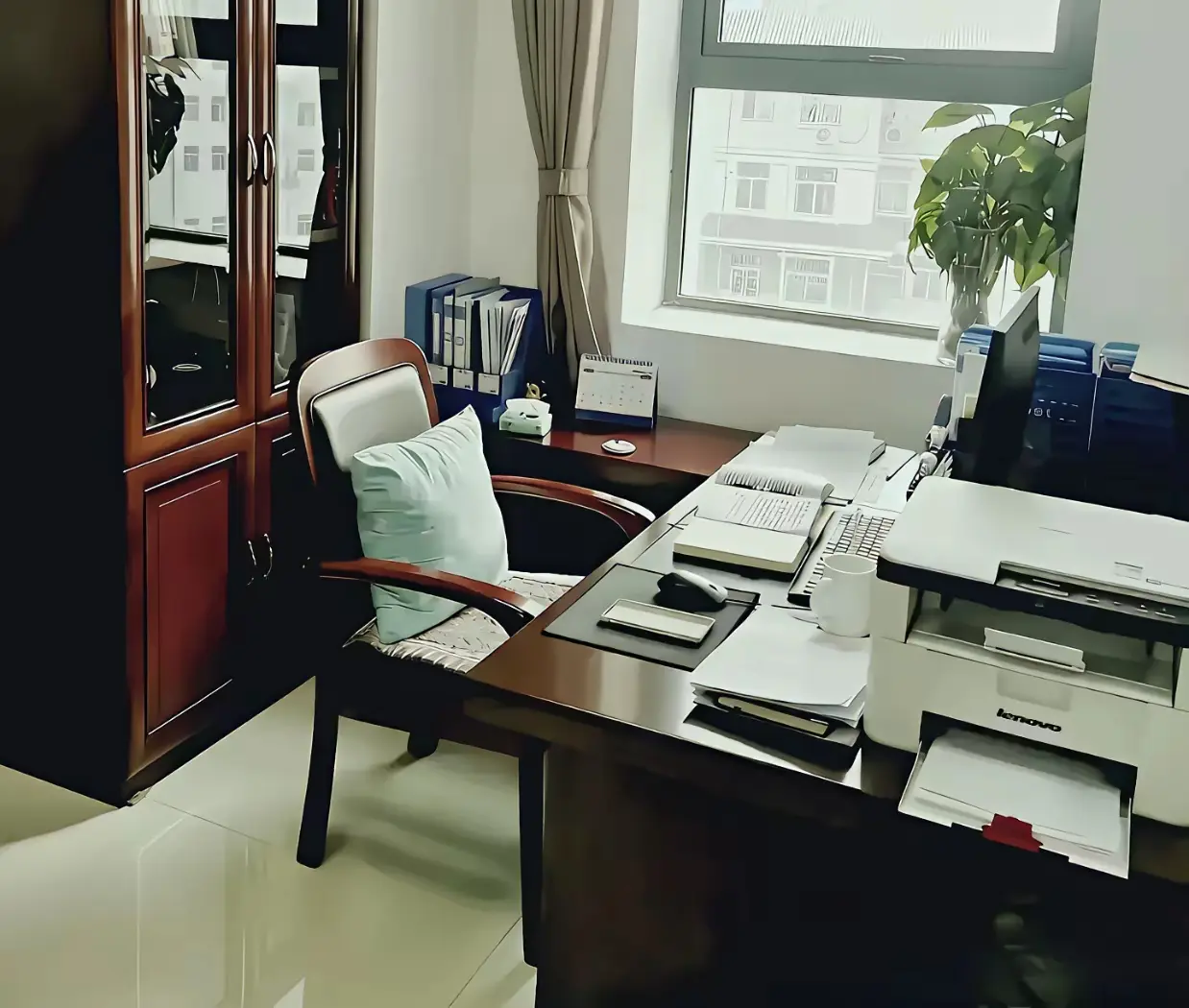 马上退休了，和这间办公室彻底说拜拜了，真有点舍不得，时间长了，是有感情的。