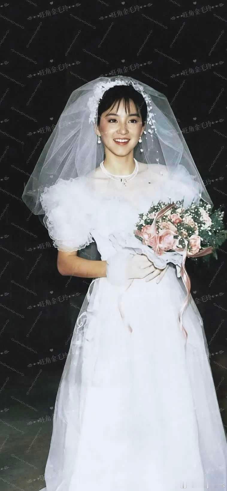 说起林青霞当年那件婚纱，很多人都忍不住摇头：那真是谁穿都不好看。设计古怪，仿佛把