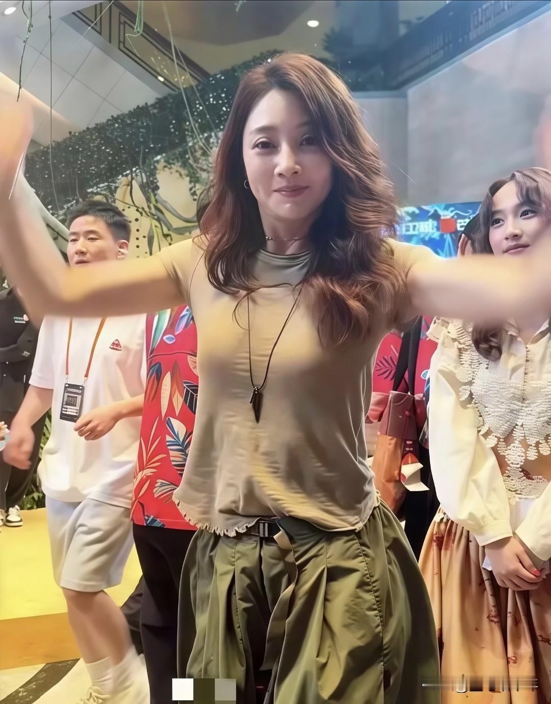 46岁的殷桃刚给内娱狠狠上了一课：别再死磕硅胶感的假少女滤镜。刚结束《花少8