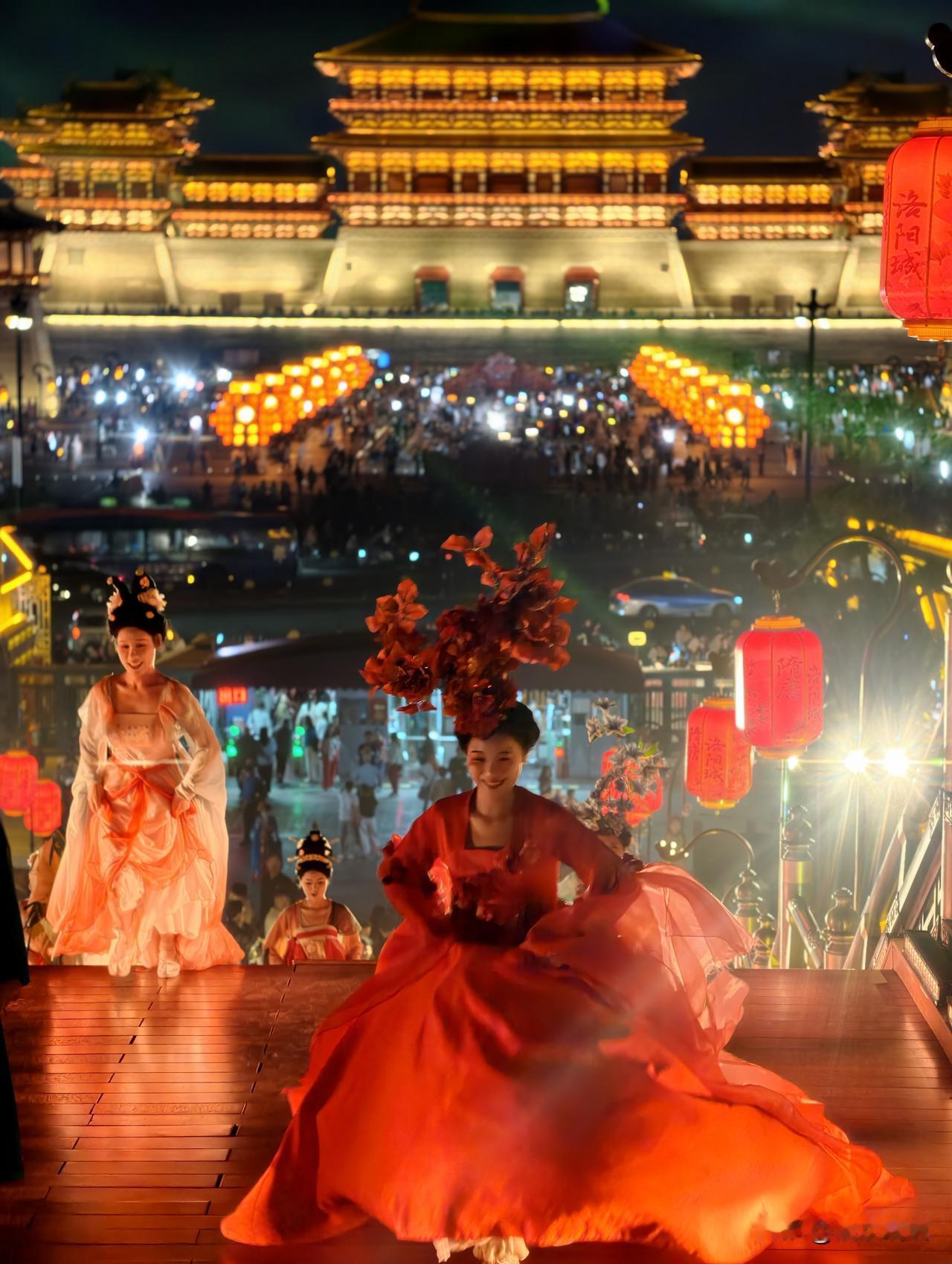 在洛阳，抓拍到我心目中的大唐盛世。来不及构图，来不及对焦，却成为今日洛阳之旅的