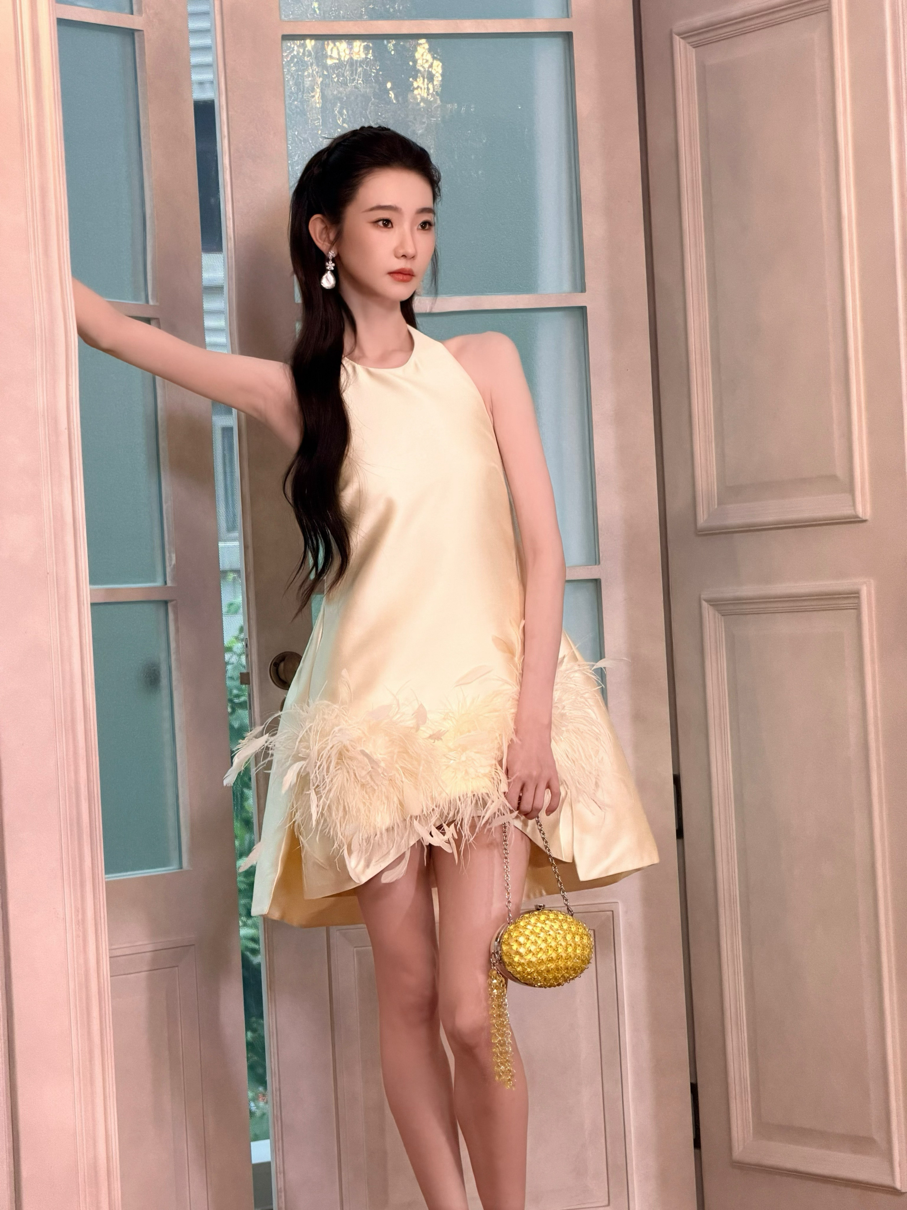 张艺凡最新物料👗自画像派对出图🖼️