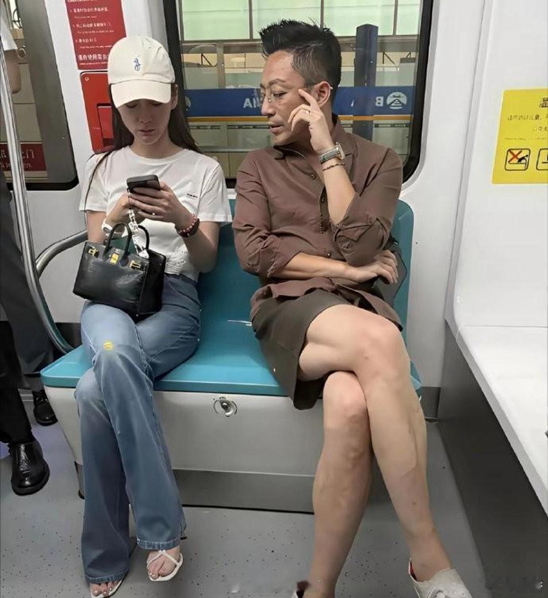 汪小菲身价几个亿的大明星，居然也坐这么廉价的地铁还有偷看别人的手机？