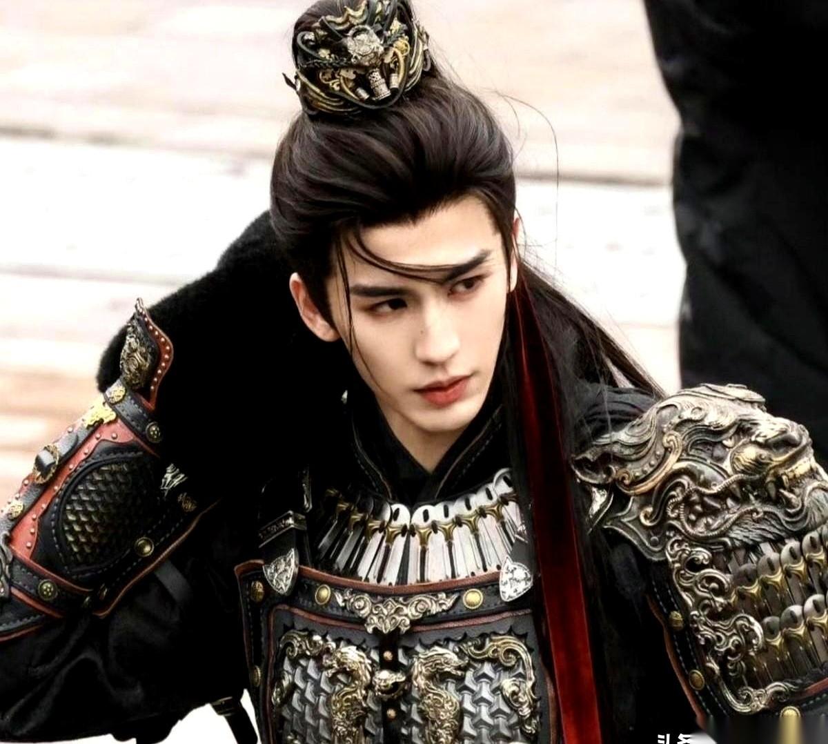 真的，有时候你不得不服，帅，是全世界的硬通货。咱这边的《逐玉》，一部古偶剧，漂