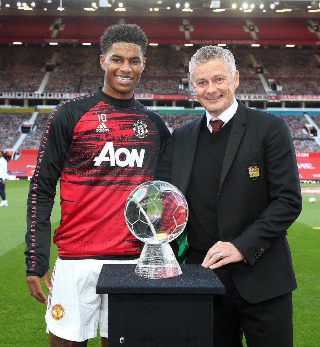 【拉什福德点出曼联最佳主帅】为曼联效力10个赛季，出场超过400次，先后经历8任