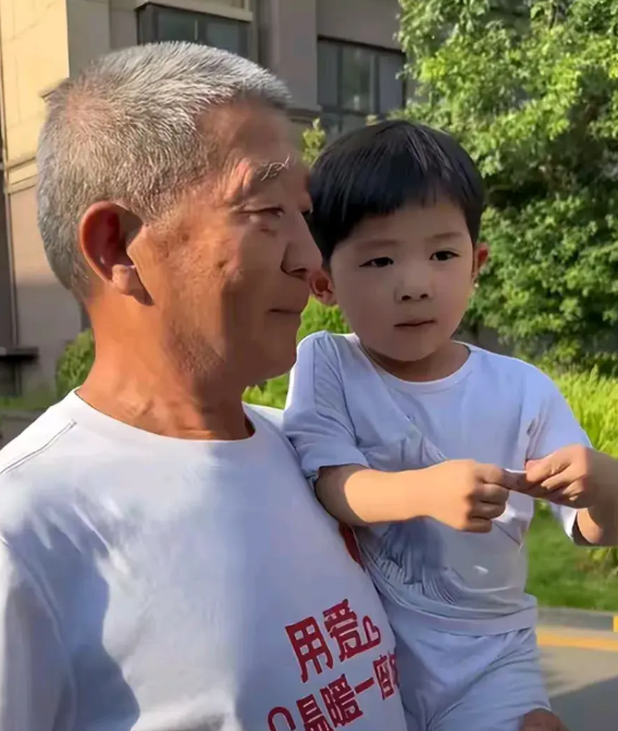小天赐一家三口从山东枣庄搬到了广西南宁，天赐的爸爸说不是为了女儿上学，而是为了躲