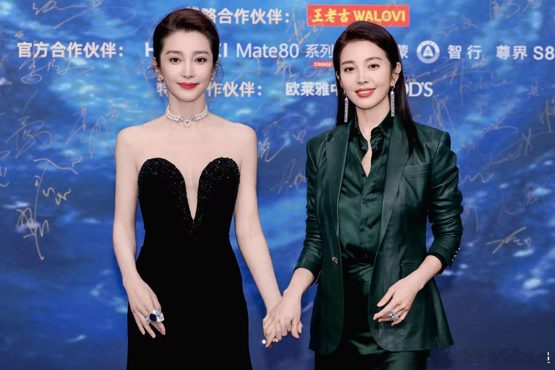 李冰冰晒和妹妹李雪合照姐姐妹妹贴贴，感情看起来真好。这种自然的亲密感最打动人，家