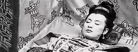 1972年夏天，巴林右旗黄土坡塌陷，挖开才看见这墓——青砖道、暗门、双层金丝楠木