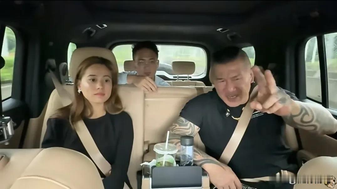 没想到参观完比亚迪之后，对馆长的冲击力这么大，在车上一路不停大骂岛内政客，质问这