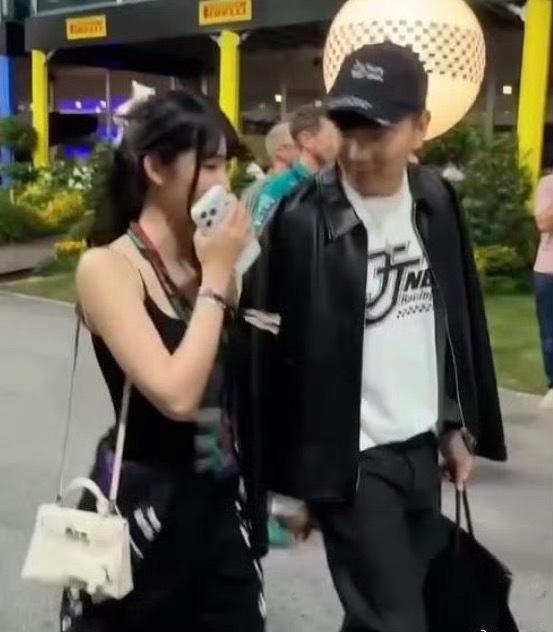 林俊杰和七七牵手离场，还安抚女友不要害羞。新加坡F1赛场外林俊杰和女友牵手同