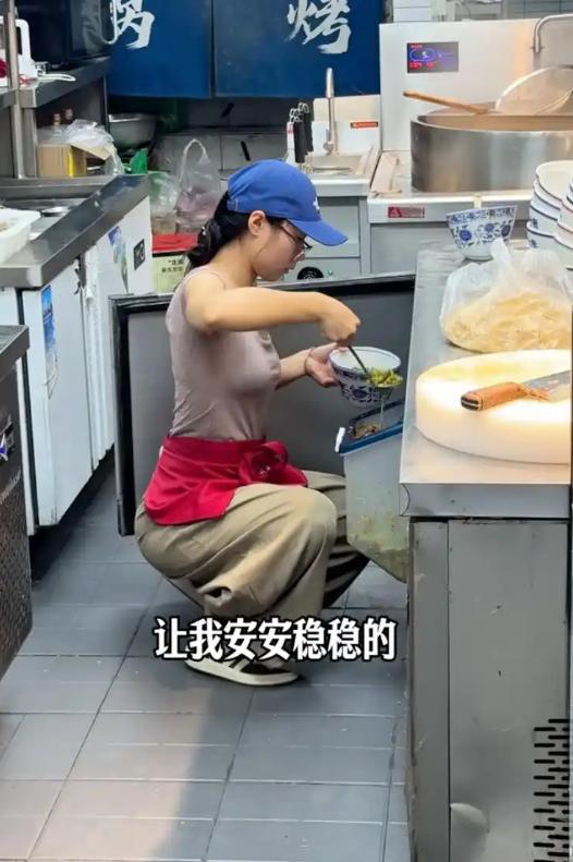 “这个女的火了！”江苏无锡，一个18岁女孩暑假去饭店打工，和老板谈好每天8小时、