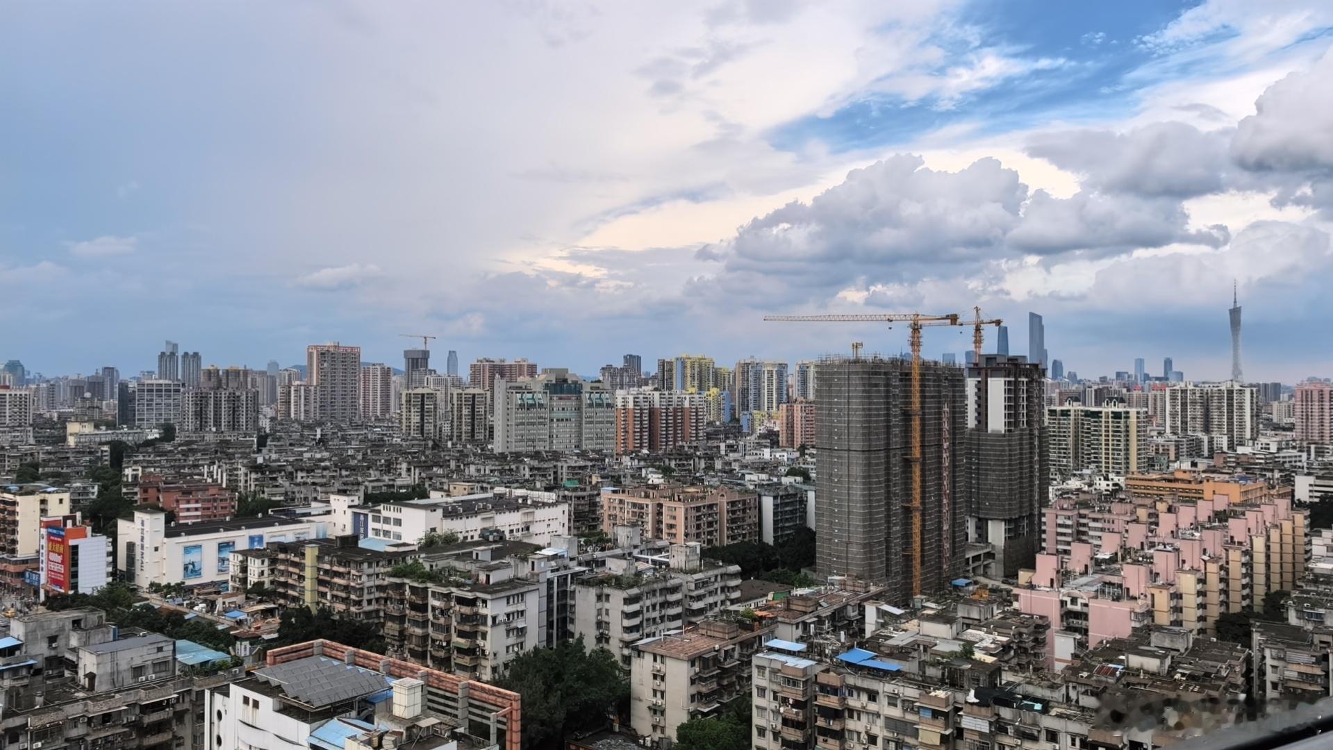 参加工作那会，莫说汽车，摩托车也是奢侈品，3万大元起步（牌费2万），房子更不用说