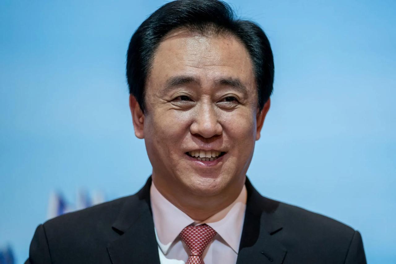 许家印案一审落槌！表面上看，他穿着囚服，低头认罪，好像很后悔。可实际上，他早