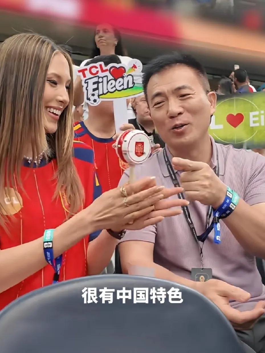 谷爱凌和黄健翔，现身世界杯赛场，一起看球！不得不说，谷爱凌很厉害，不管在什么场合