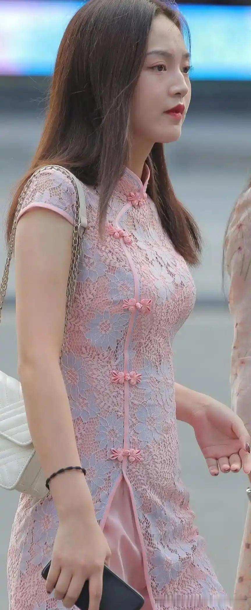 两位美女手挽手逛街，穿得真漂亮！