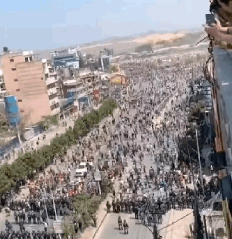 印度移民改变尼泊尔尼泊尔最近出了件怪事，街头竟然有人举着
