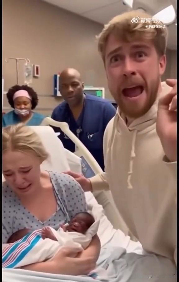 后面的医生好像挺开心的！一对白人夫妻竟然生了一对黑皮肤的双胞胎，问题