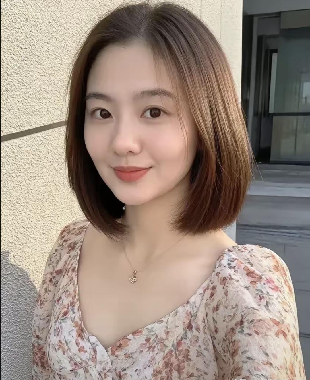 早上送女儿上学，转头看见一男的在路边绿化带那尿尿。车来车往的，人也不少，他站那抖