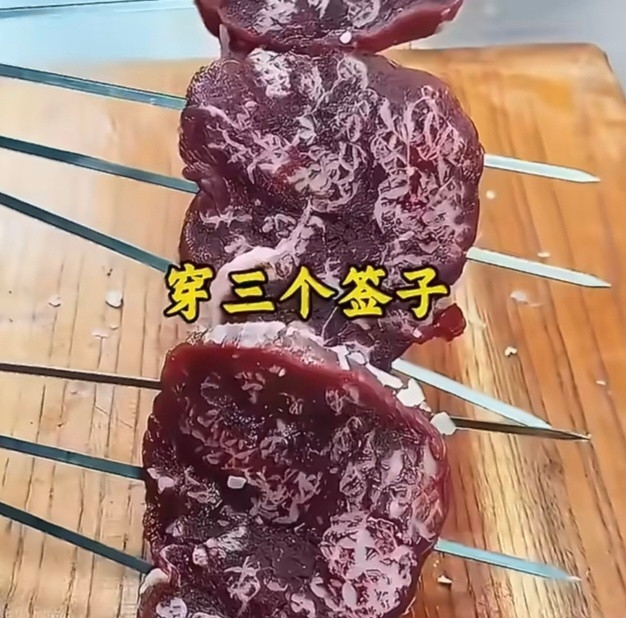 雪花牛肉疑似造假不厚道，这也作假。不过，这样的雪花牛肉一看就知道是假的…​​​