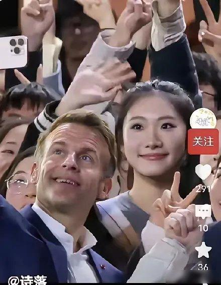 幸运总是从天而降，马克龙在四川大学玩自拍的时候，一不小心。竟然让这位女生成了幸运