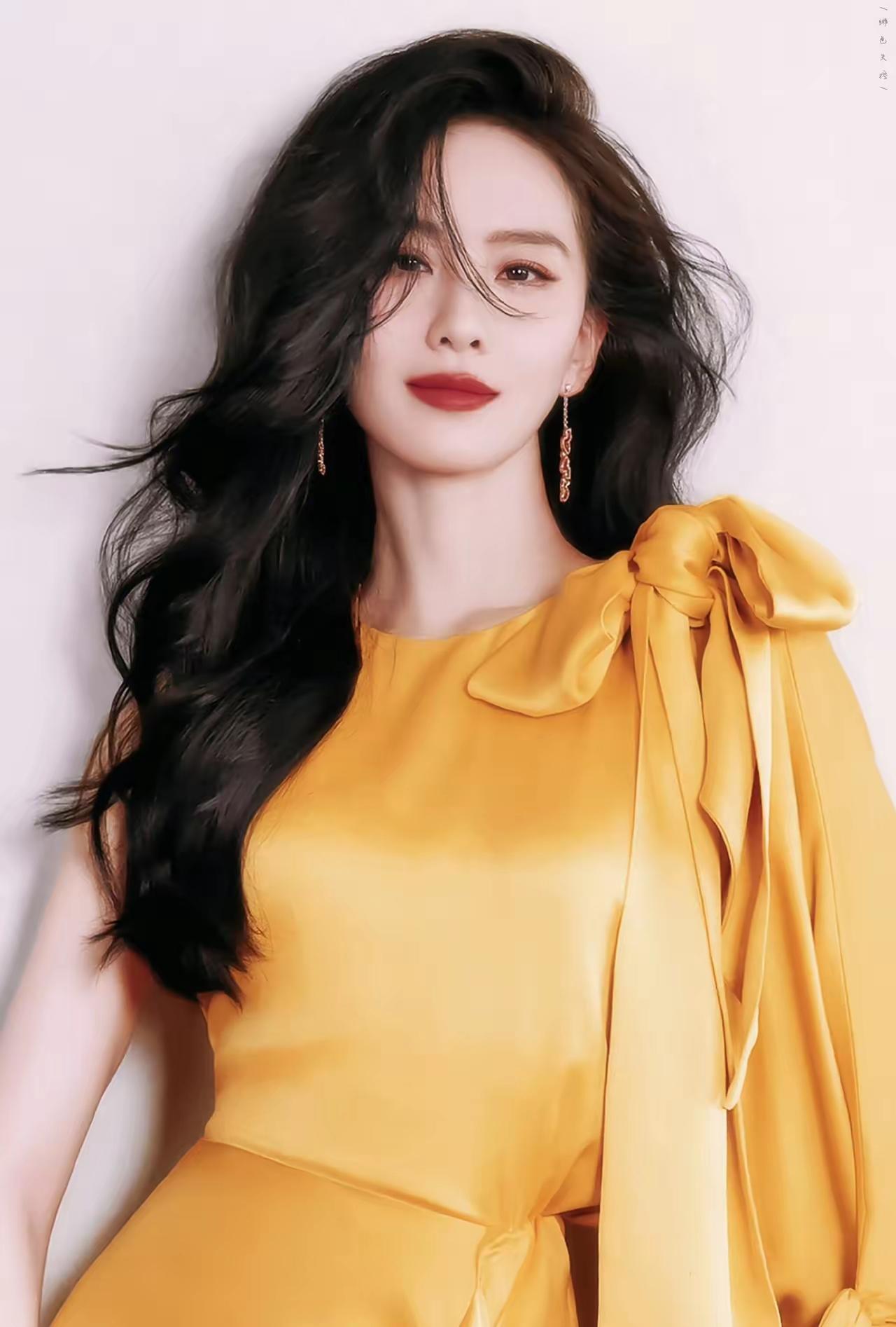 美女壁纸～刘诗诗身着暖黄色缎面礼服，肩颈处的蝴蝶结柔化了线条，自带柔光质感的面料