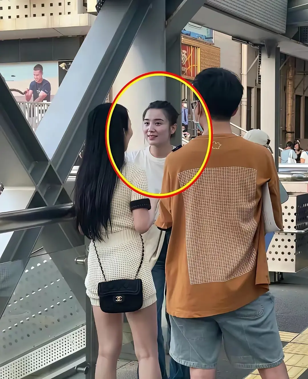 宋佳的长相就是传说中的大青衣长相吧，上镜不是很惊艳，现实中却是人群中最舒服的那个