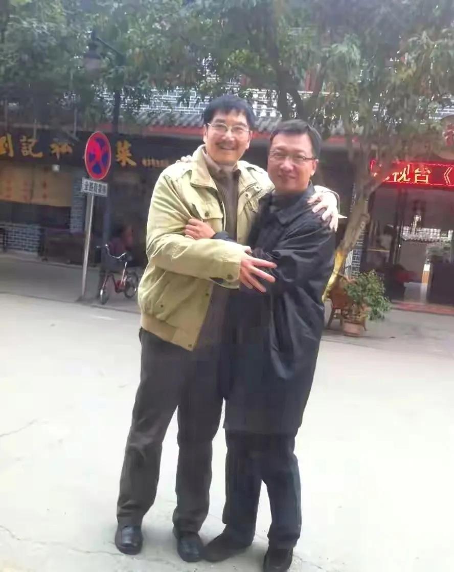 刘文彩的孙子刘小飞27岁起，开始为祖父“翻案”，这一坚持就是半个世纪。1946年
