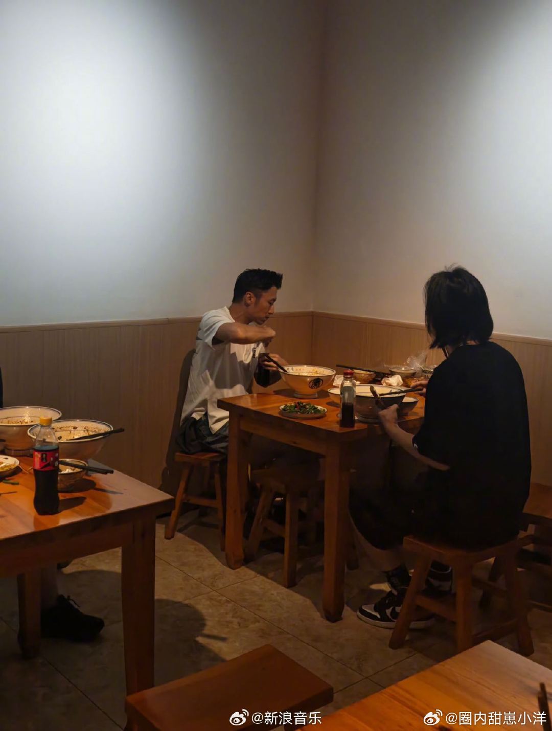 西安偶遇谢霆锋吃油泼面谢霆锋完全拿捏西安游玩正确打开方式，直奔本地老牌面馆打卡
