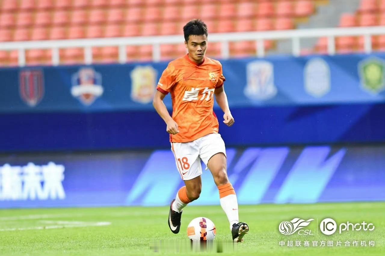 前武汉三镇球员聂傲双加盟湖北青年星聂傲双，1995年1月16日出生于湖北宜昌，身