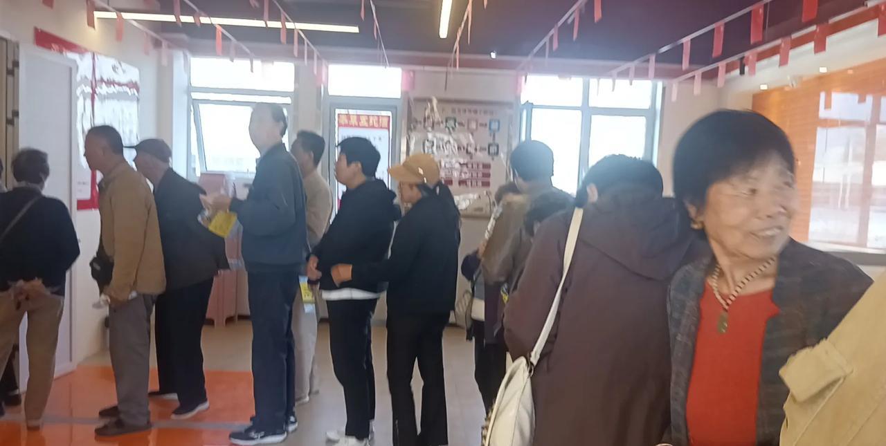 感觉可丢人啊，我都有点不好意思了，今天，我也去领鸡蛋了，混在一大群老头儿老太太们