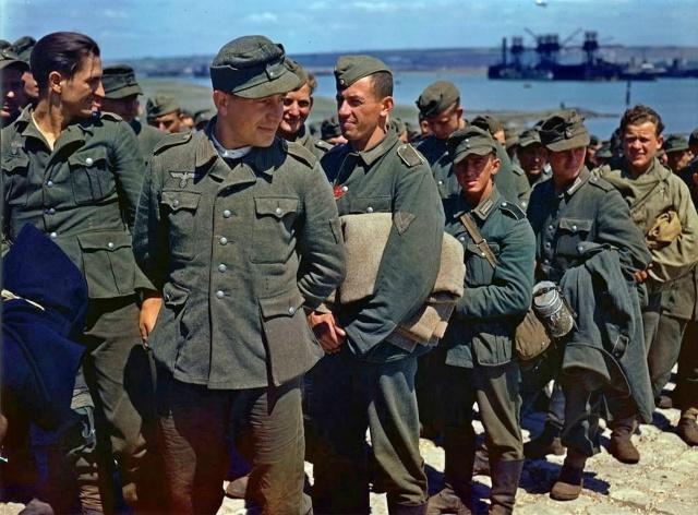 翻到一组诺曼底登陆后的老照片，挺感慨的。1944年6到7月的诺曼底战役里，被俘德