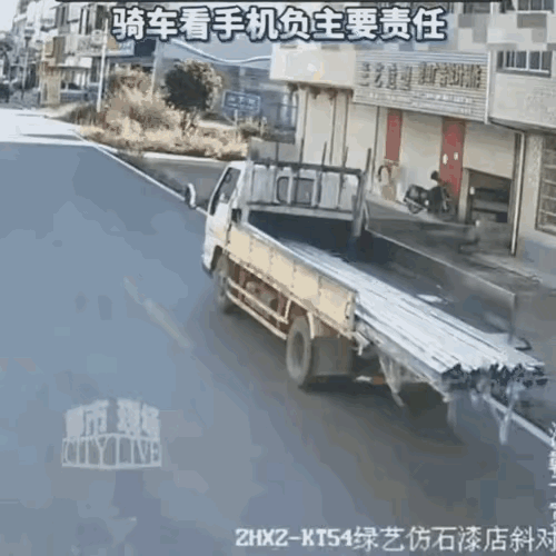 开车看手机，撞上了，我觉得他的家人会说：“为什么你把车停到这里？”