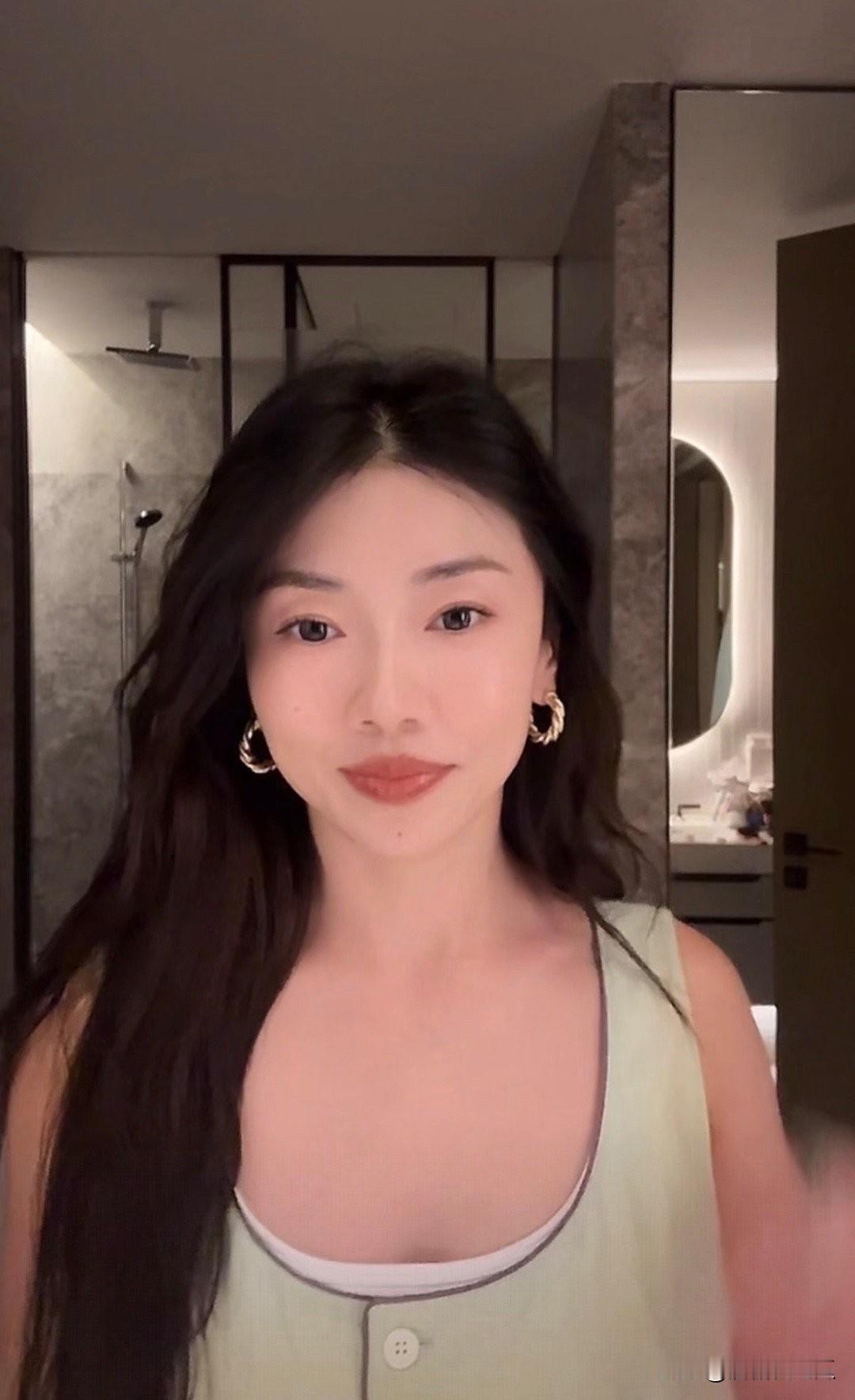 郑恺后悔了吧当初和自己门当户对的程晓玥官宣二胎了，虽然自己也三胎，但是和程晓玥